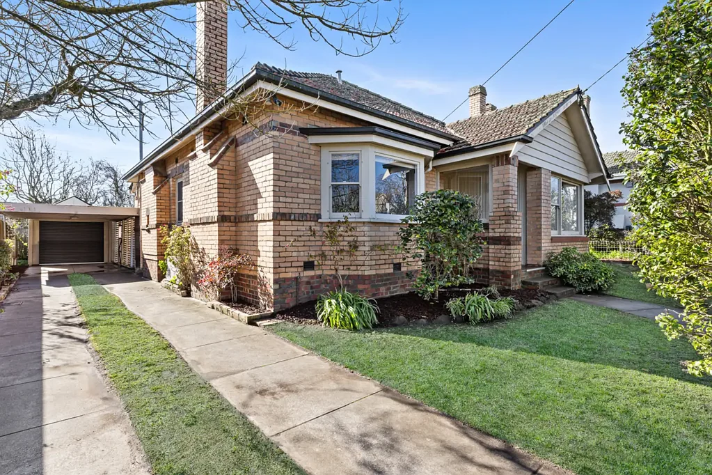 Lake Wendouree 3 Bedroom Charming Character and Endless Potential in Prime Lake Wendouree Setting