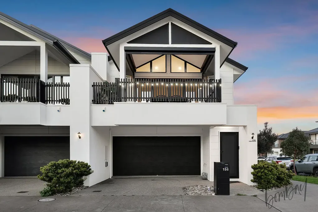 Craigieburn 3房 宽敞三卧主卧套 独立卫浴步入衣帽间 开放式厨餐区 不锈钢电器 双车库近公园 绿地环绕 购物便利 学区优质 交通便捷 Stylish Retreat Moments to Parks, Shops & Greens