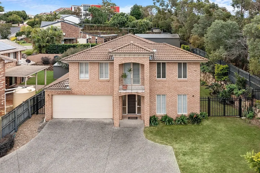 Large Stately Brick home on Elevated 767sqm Block!