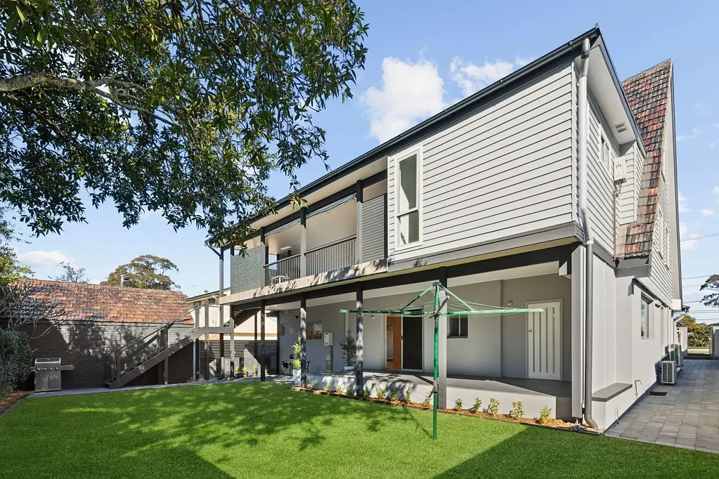 Frenchs Forest 10房 双层独立住宅 · 楼上自住，楼下出租 · 罕见双收入机会 Two-Level Independent Residence · Live Upstairs, Rent Downstairs · Rare Dual-Income Opportunity