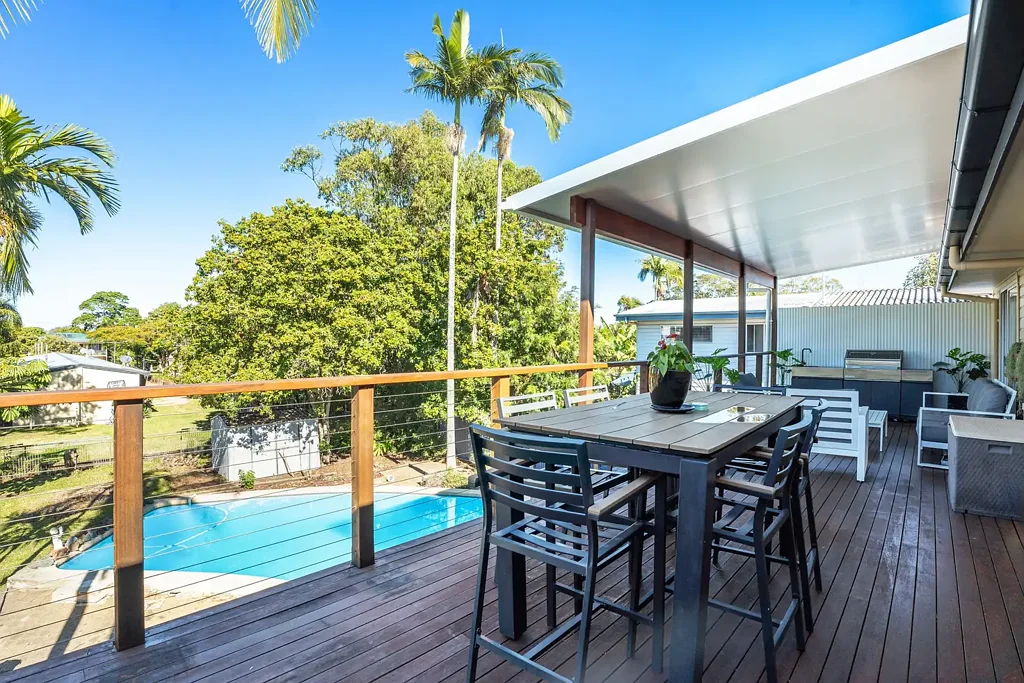 Margate 3 Bedroom Massive Deck-Beautiful Pool-Internal Stairs-607m2 !!!