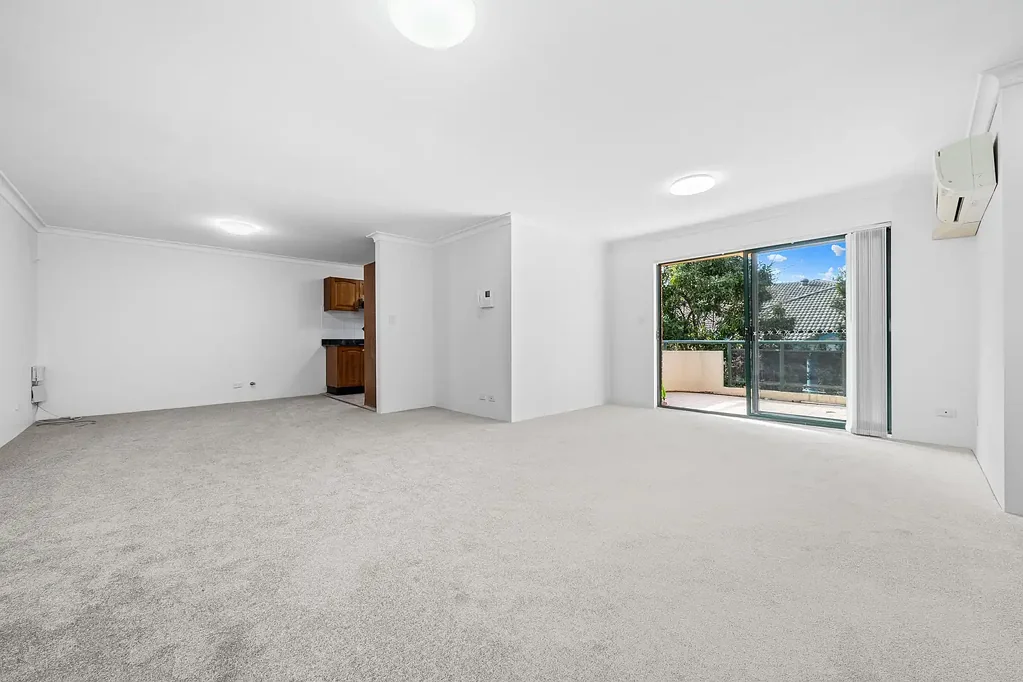 Spacious 2 bedroom apartment with lock up garage