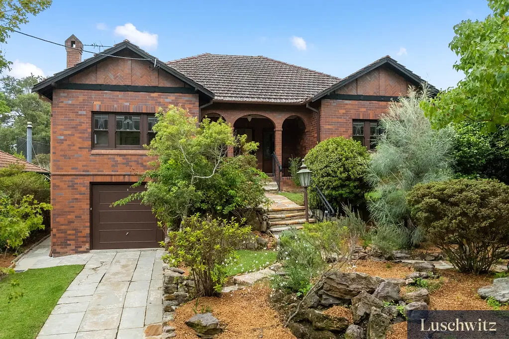 Gordon 4Kwarto Gracious, Full-brick, Character Home Located In A Tranquil And Private Setting. Walking Distance To Gordon Shops And Rail