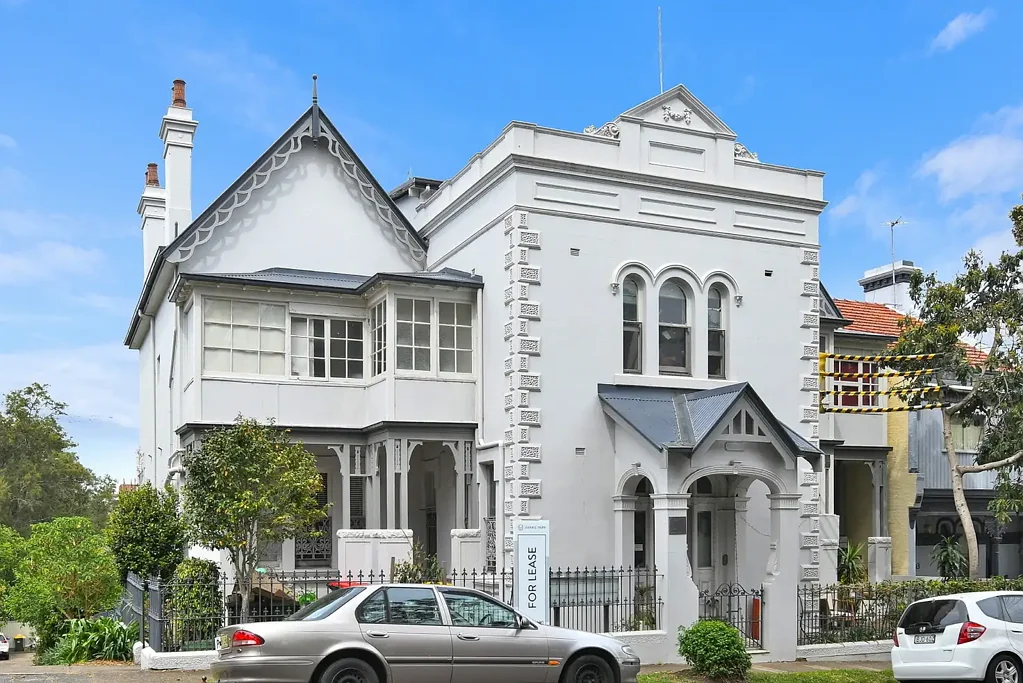 Charming One Bedroom Victorian Apartment in Prime Petersham Location