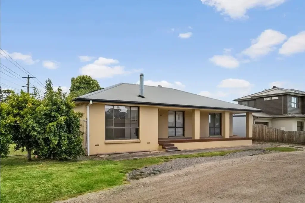 MODERN COASTAL GEM IN SEAFORD