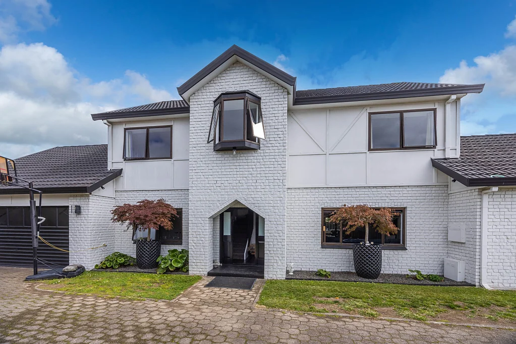 Chedworth 5 Bedroom Luxury, Space & Privacy. The Ultimate Family Home!