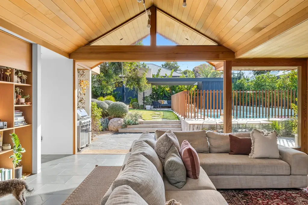 Torquay 4બેડરૂમ A nod to Mid-century with effortless indoor–outdoor living, moments from the beach.