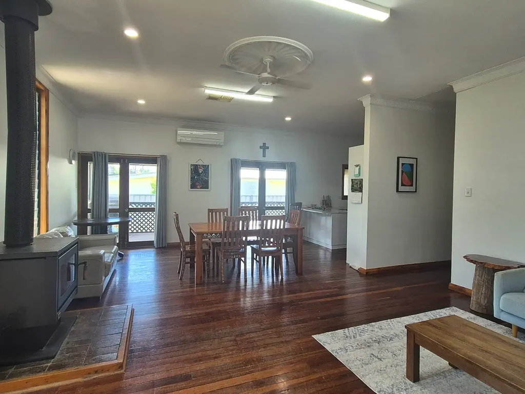 Goondiwindi 4침실 Charming Family Retreat Blending Cypress Pine Warmth & Brick Elegance