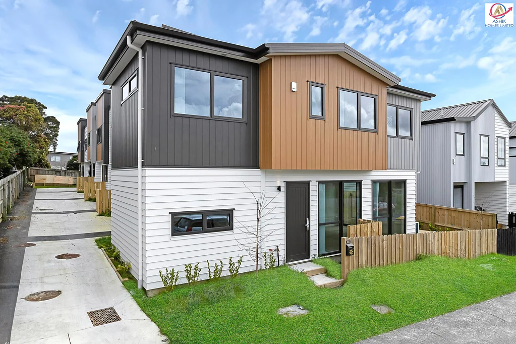 Mangere 3 Bedroom ROAD FRONTAGE LUXURY HOME