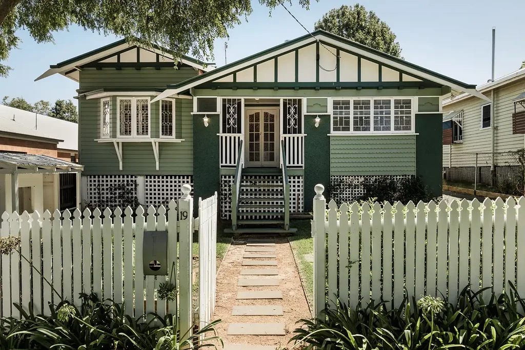 19 Collins Street, Mount Lofty, QLD 4350