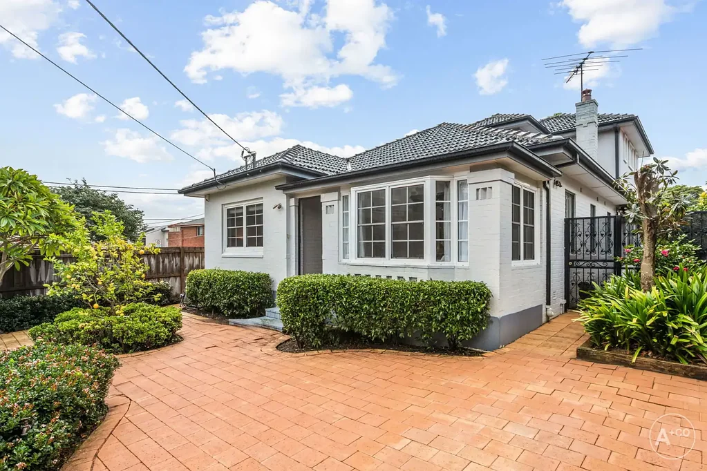 Eastlakes 5房 街角地块宽敞  精美翻新住宅  五间宽敞卧室  现代石材厨房  加热明亮泳池  东lak便利生活  全封闭车库储物 Grand Family Residence with Pool and Multiple Living Zones