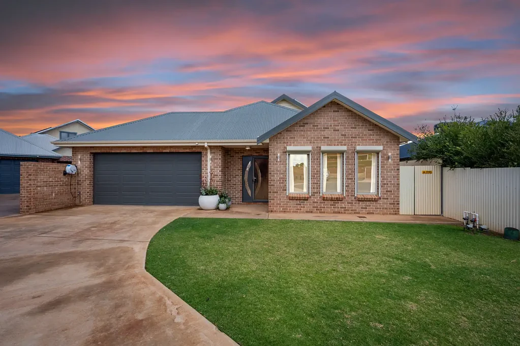 Hannans 5房  UNDER OFFER Family Living with Space, Style & Sunset Views