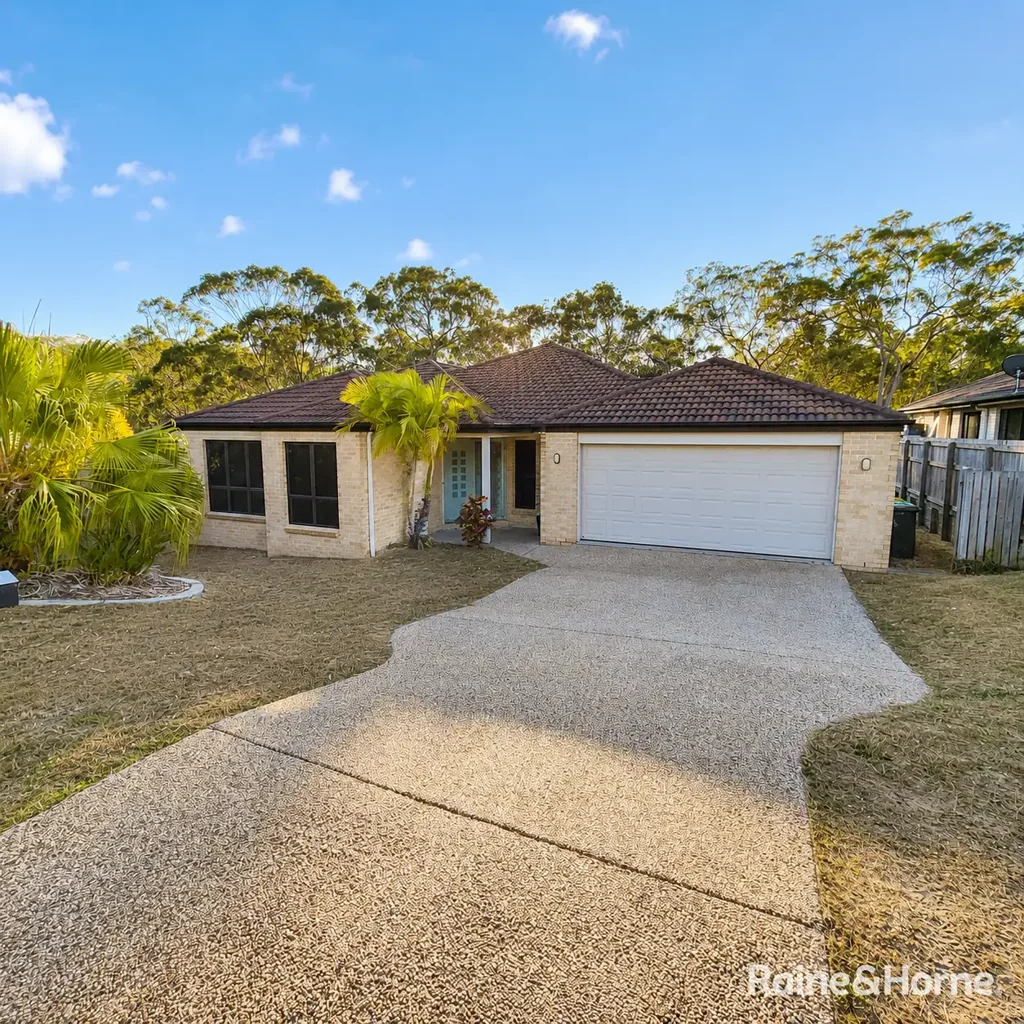 LARGE FOUR BEDROOM FAMILY HOME IN CATALINA HEIGHTS!