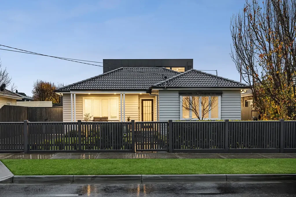Pascoe Vale South 4Phòng ngủ A Refined Family Home in an Exceptional Setting