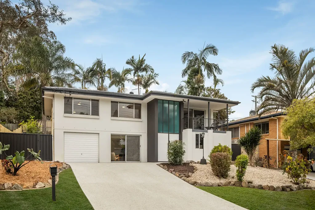Kenmore 5ਬੈੱਡਰੂਮ Stylish Family Living with Pool and Outdoor Entertaining
