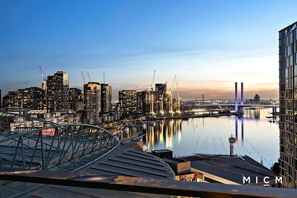 Docklands 2غرفة نوم Stunning Harbourside Lifestyle with a Birds Eye View for Footy Fans!