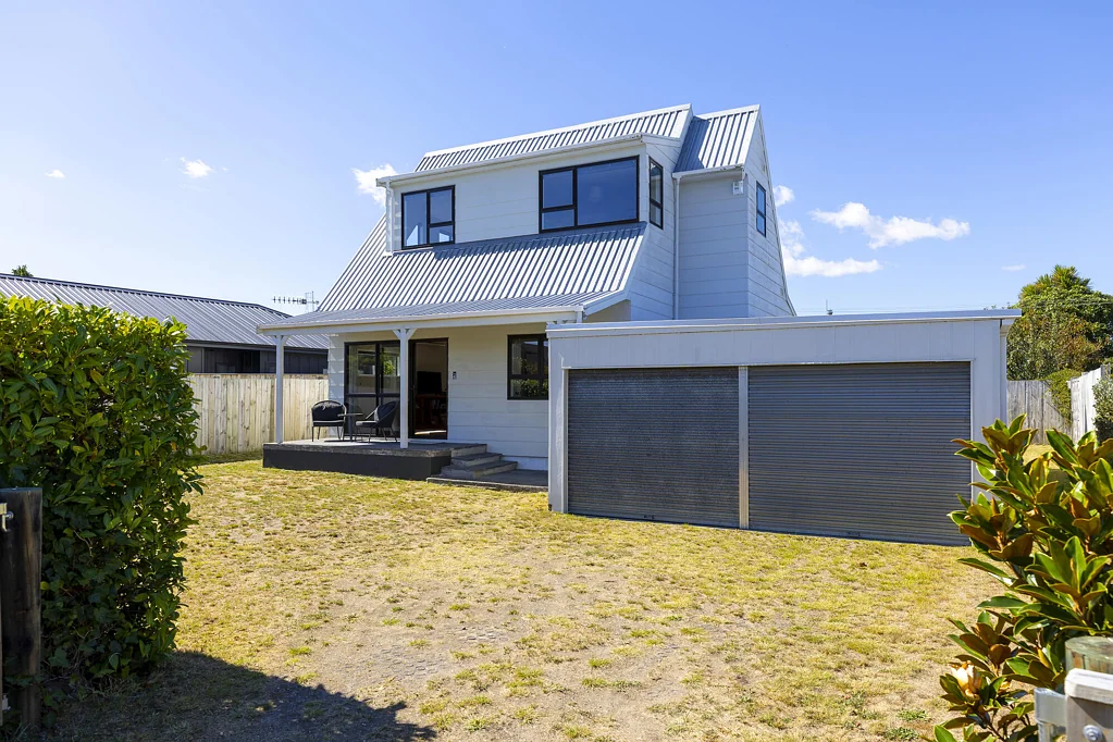 Wharewaka 3 Slaapkamer Opportunity knocks in three mile bay