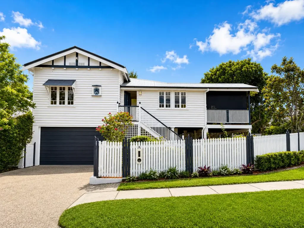 Comfortable Queenslander Dwelling with teenager’s retreat!