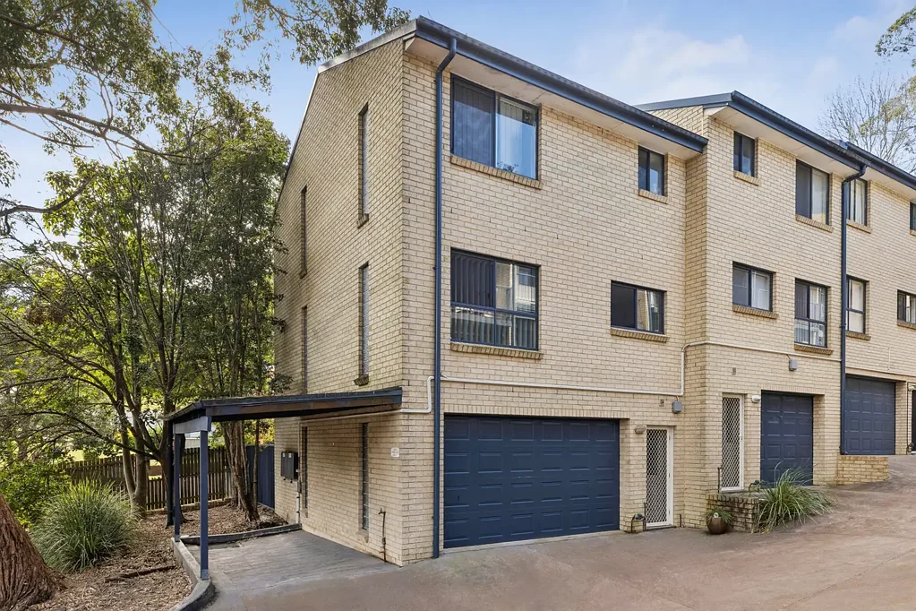 Gosford 2Moenga Stylish and spacious townhouse
