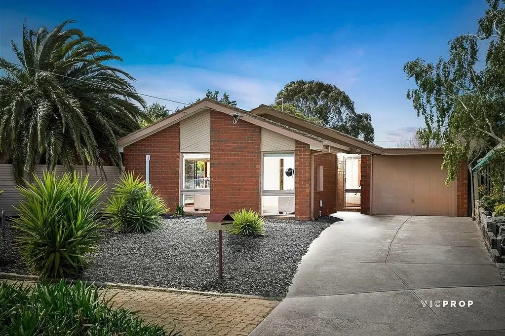 ONLY A STONES THROW AWAY FROM PACIFIC WERRIBEE!