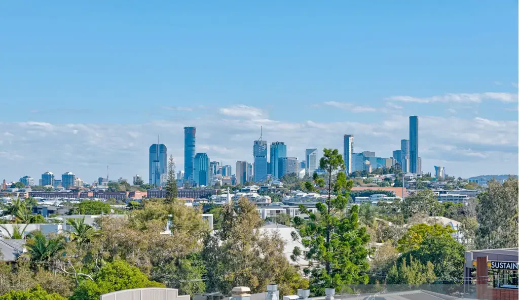 Luxury Three-Level Townhouse with Panoramic Oxford Street Views in Central Bulimba