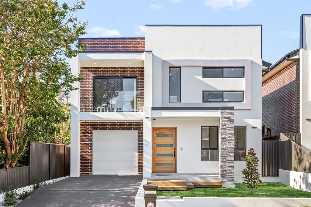 Wentworthville 5部屋 Luxury Five Bedroom Free Standing Residence in One of Wentworthville's Finest Streets