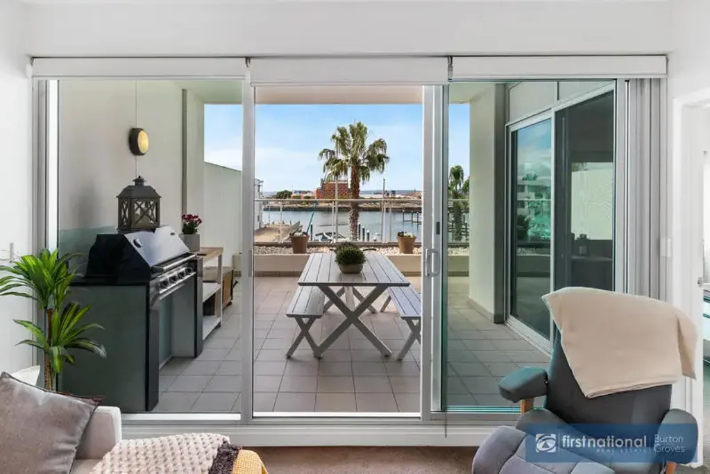 New Port 1 Bedroom WATERFRONT APARTMENT OFFERS LIFESTYLE AND LOCATION