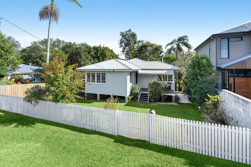 Wynnum 3房 全围栏701㎡地块 溪流通道 茂密草坪 现代厨房 浴室翻新 三车位车库 水滨近便 Creekside Calm and Family Living on 701sqm