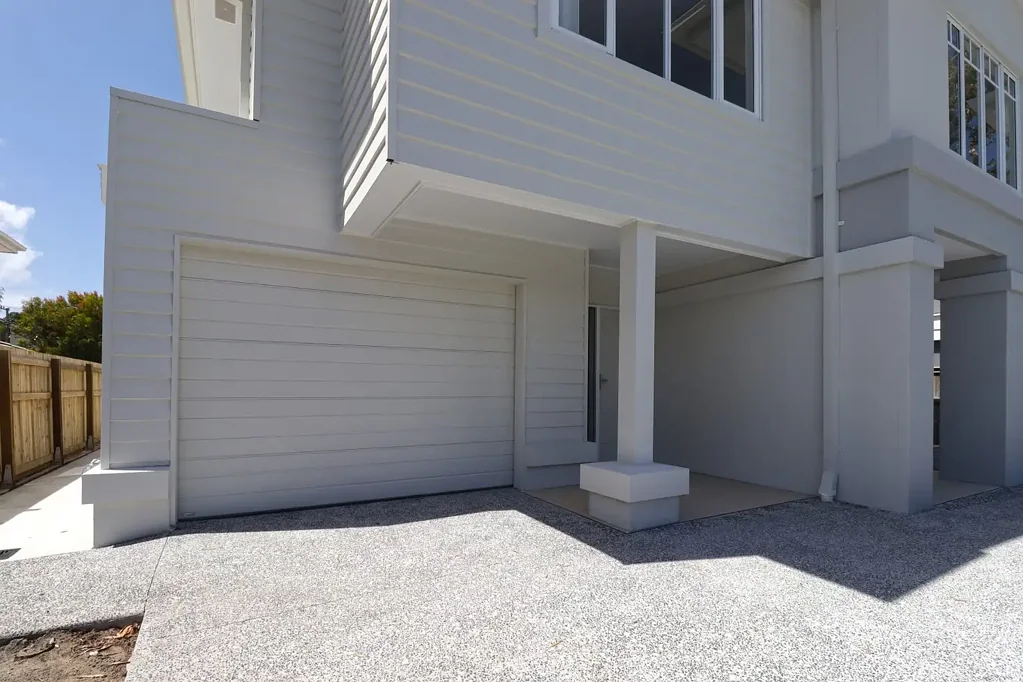 LUXURY LIVING IN GOLDEN LOCATION!