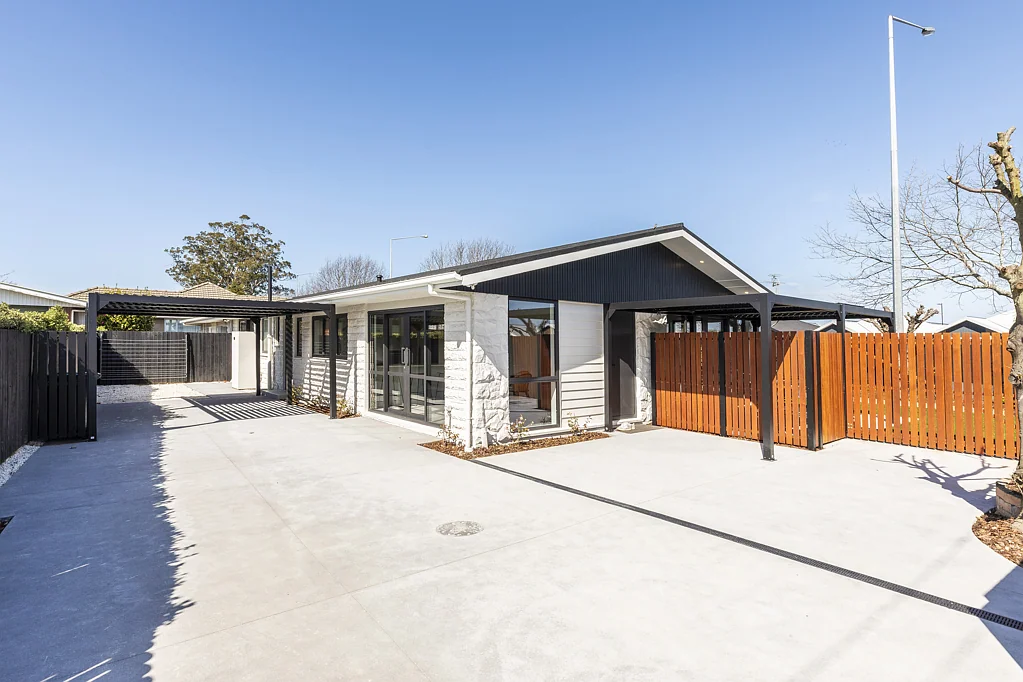 Russley 3Moenga Virtually New, Stylish, and Ready to Impress