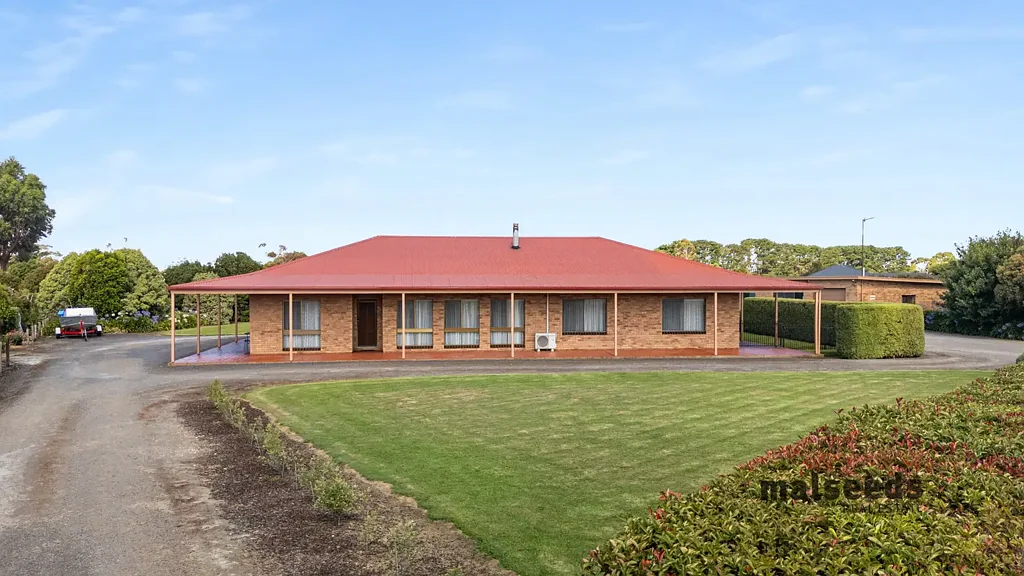 Yahl  Live and Work this Lifestyle Property on approx 10 acres in Yahl. Pet Boarding and Grooming Business.