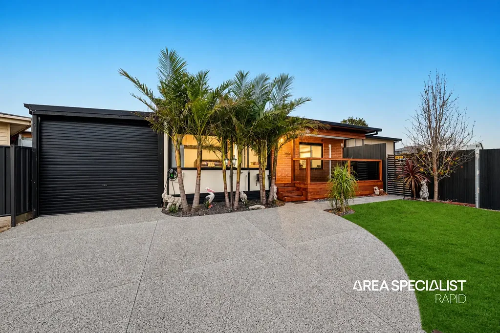 Doveton 4Phòng ngủ The Brief: Renovated Family Living on a Huge 888m² (Approx.) Block with
Endless Potential