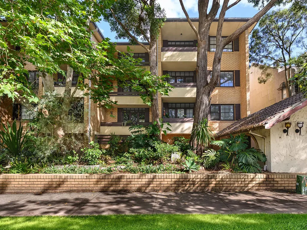 Comfy top floor apartment with garage in prime locale