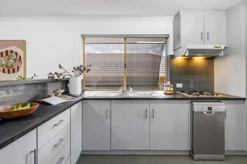 Athelstone 2Habitaciones BRILLIANTLY LOCATED HOME WITH PARKING & WORKSHOP