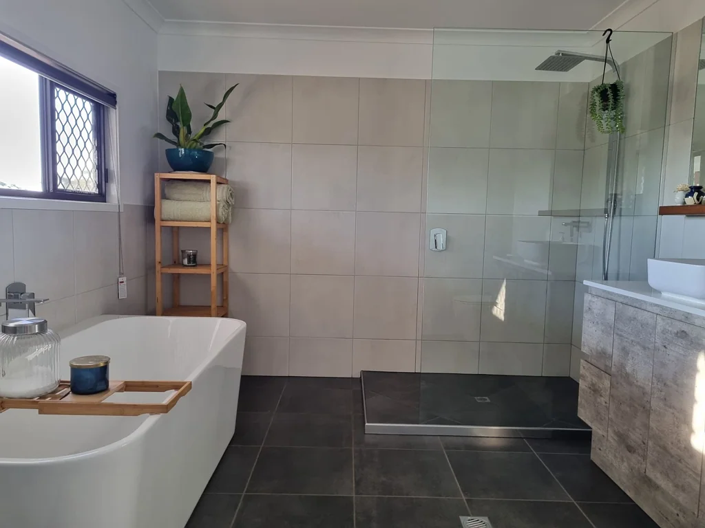 Kingaroy 4ਬੈੱਡਰੂਮ Love at first sight with this stylish, modern designed NEW home.