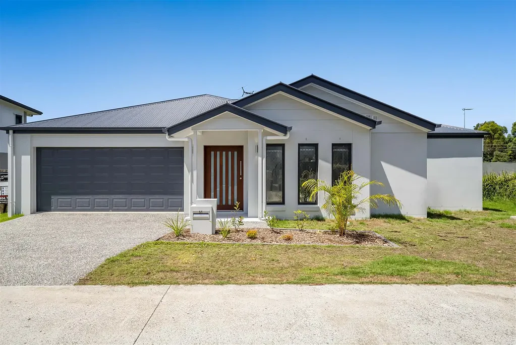 Greenbank 4房 Greenbank优质地段 6.6kw太阳能 中央空调 西门子电器 主卧步入式衣帽间 全屋石英石台面 签约无隐藏费 Turnkey House & Land Packages with $75K Luxe Upgrades - Build in Just 16 Weeks