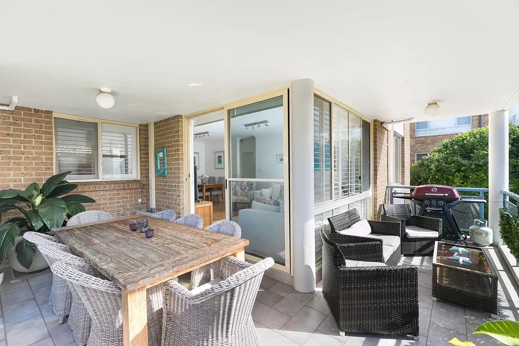 Cronulla 2房 朝北水景阳台 新装两卧公寓 开敞布局 优质厨房 全新地毯 BIW 安全楼宇 海岸生活 Sunlit Coastal Living with Water Views & Entertainer's Balcony