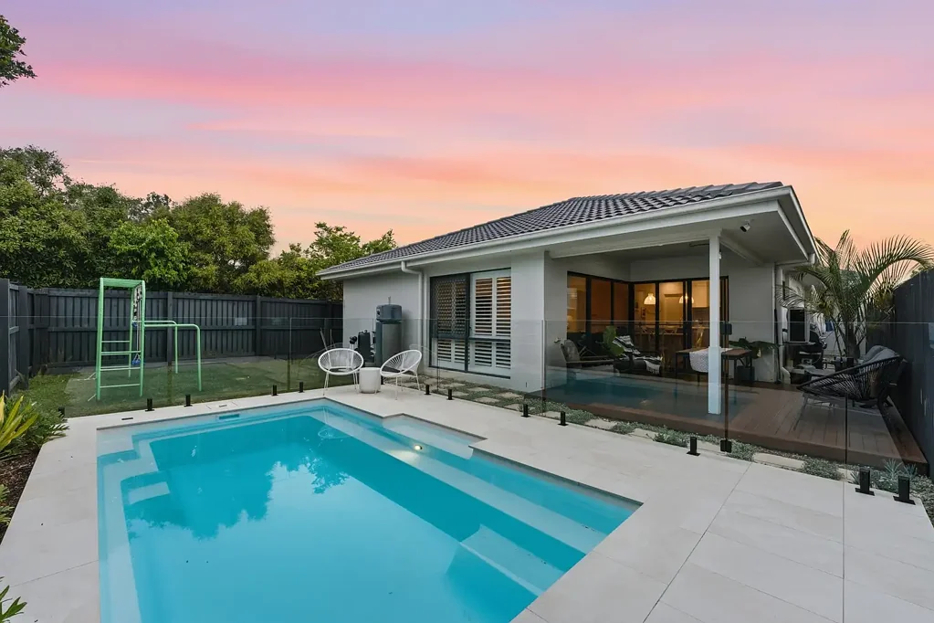 Burpengary East 4غرفة نوم Searching for Quality and Lifestyle? Eye Catching Hamptons Style with Mineral Pool, Solar, High Ceilings and 30yr Structural Warranty