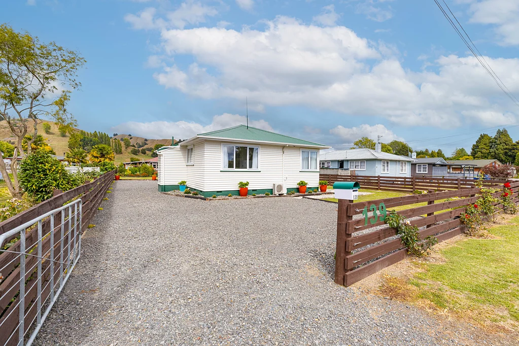Manunui 2房  Spic n Span with Semi Rural Views.