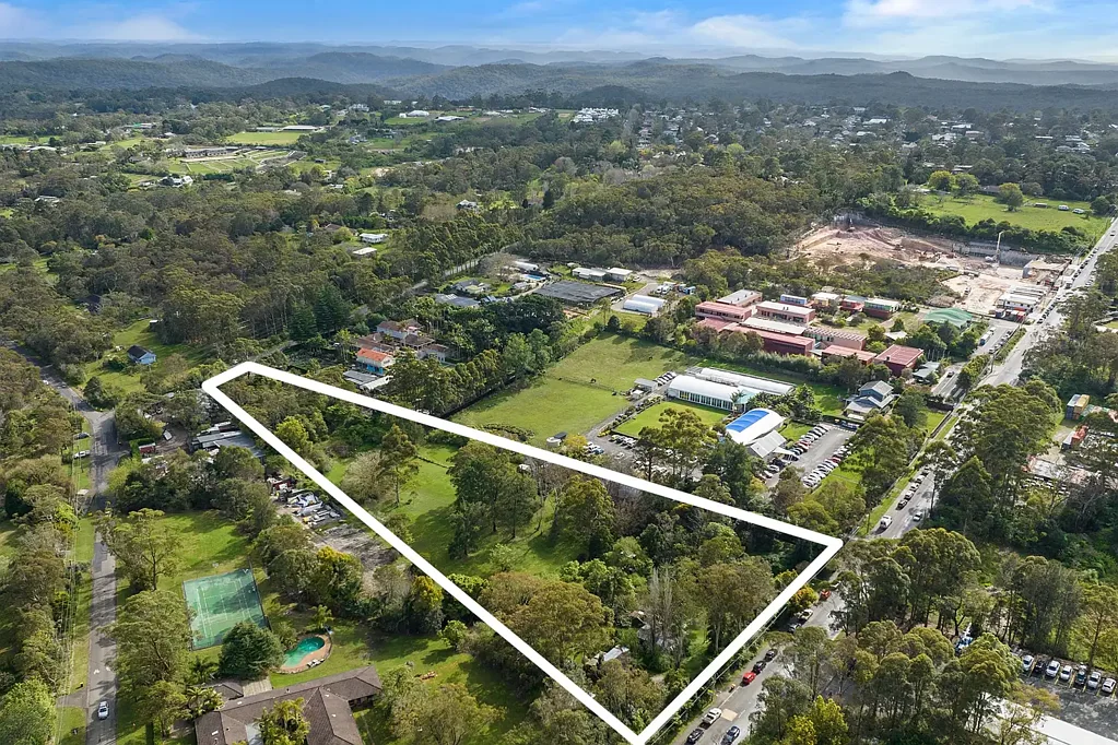 Terrey Hills 4房  Commercial zoning RU4+ - Operate your business and live on the same property! With 4.2 park-like acres, the possibilities are limitless.