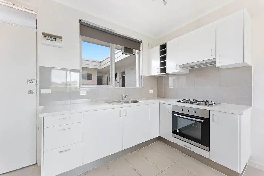 Popular location! Just 300m from the Beach!
