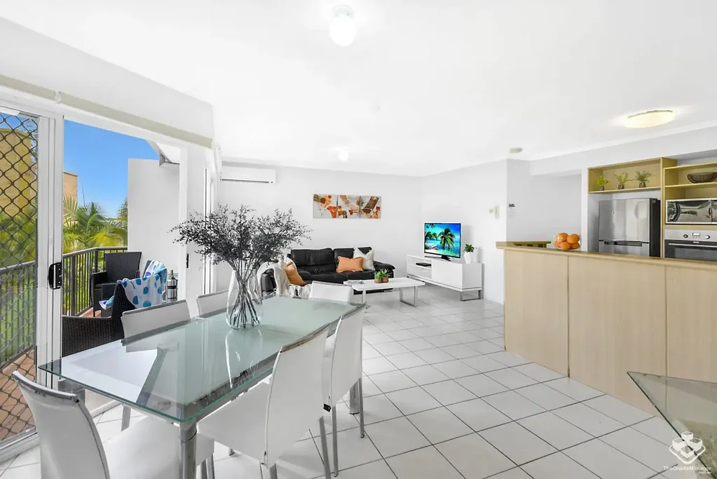 LIVE THE DREAM - 3 BEDROOMS, 2 BATHROOMS, 2 CARPARKS - FURNISHED