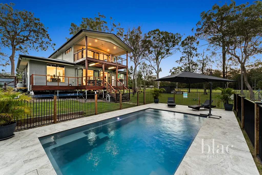Morayfield 4部屋 Spacious Family Living on 12,000sqm Backing onto Sheep Station Creek