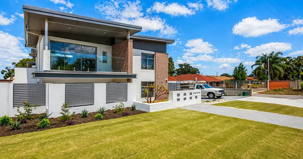 MODERN, LOW-MAINTENANCE LIVING.
