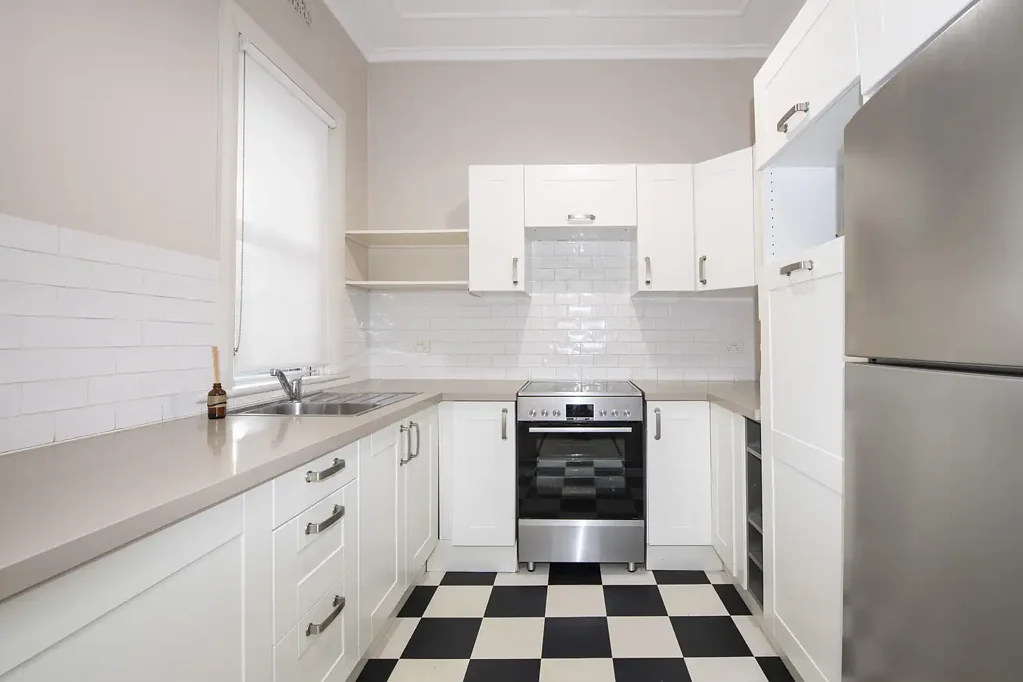 Top floor, Art Deco in supremely central location!!