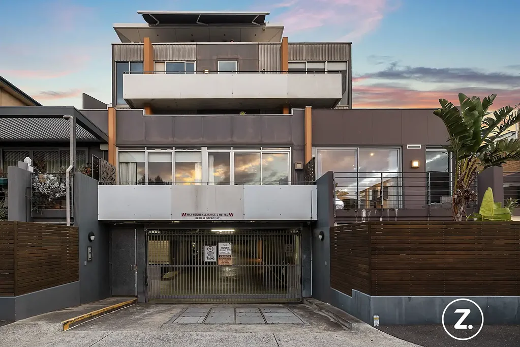 St Kilda 2બેડરૂમ Stylish Beachside Sanctuary with Dual Outdoor Living in the Heart of St Kilda