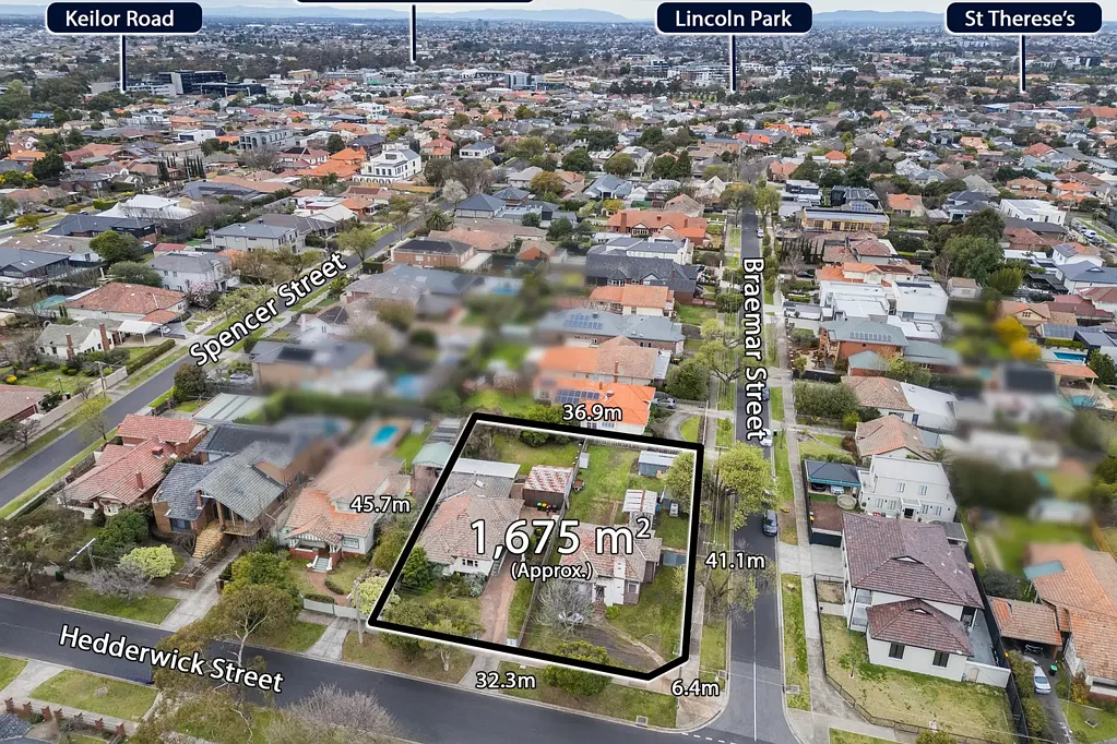 Essendon 4ਬੈੱਡਰੂਮ Mar Lodge Landmark – 1,675sqm Dual Title Corner Landholding Offering - Unseen in Recent Times