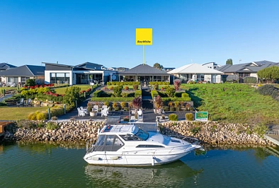 Hindmarsh Island 4Moenga PRICE REDUCED** - OFFERS ENCOURAGED - Gorgeous Waterfront Bliss