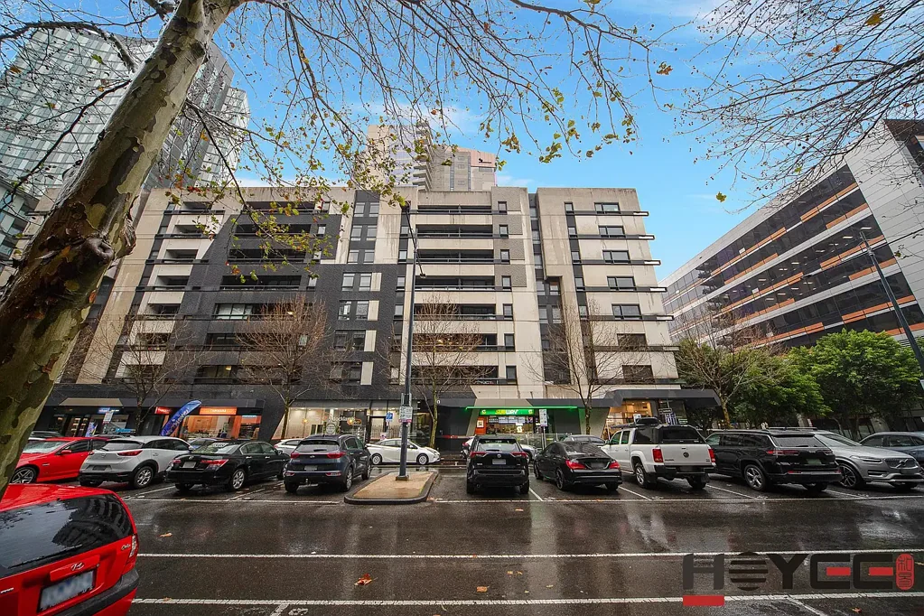 Docklands 2房 开放式布局 落地窗采光 现代厨房 不锈钢电器 宽敞卧室 私人阳台 安全大楼 便利生活 Stylish Two-Bedroom Living in the Heart of Docklands