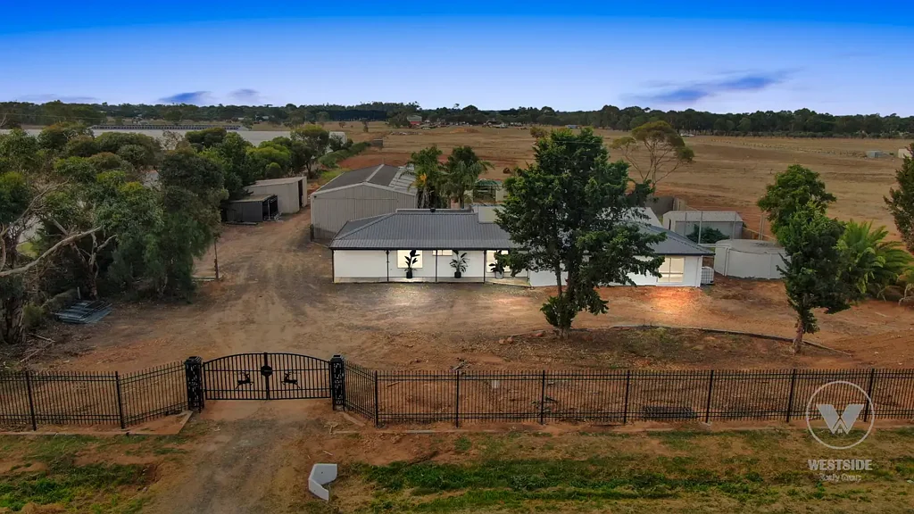 Little River 3房  A Rare Lifestyle Retreat with Space, Views & Endless Potential!